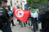 Les CRS encerclent la place Bouazizi
